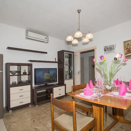 Apartment Marieta *